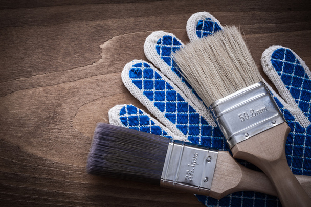 pinceaux avec poignées en bois sur gants de sécurité
 - Photo, image