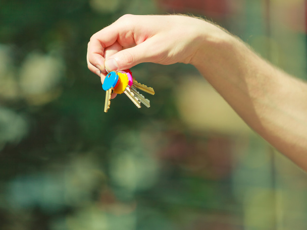předání klíče v pozadí dům - Fotografie, Obrázek