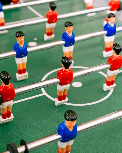 Czerwony i niebieski tabeli piłkarzy rozmieszczone wokół centrum koło - Zdjęcie, obraz