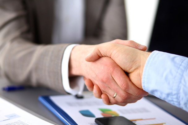 Spotkanie biznesowe w tabeli drżenie rąk zawarcia umowy - Zdjęcie, obraz