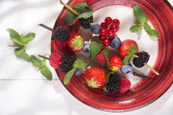 Skewer of berries in pot - Foto, imagen