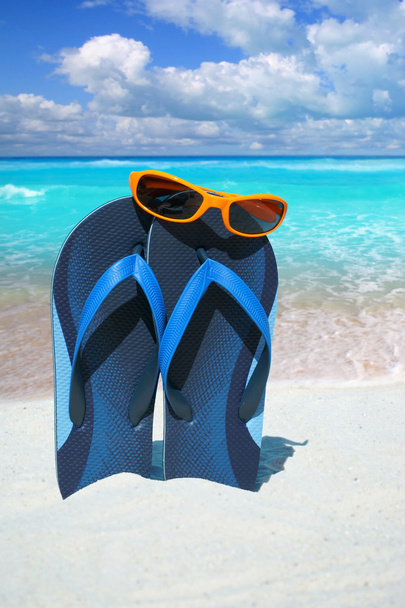 Blauwe flip-flops en zonnebril - Foto, afbeelding