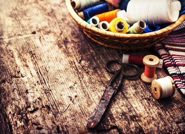 Scissors and bobbins with threads - Foto, Imagen
