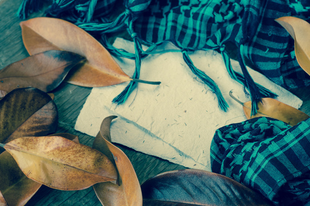 Φόντο με φύλλα, κασκόλ και τα χαρτιά - Φωτογραφία, εικόνα