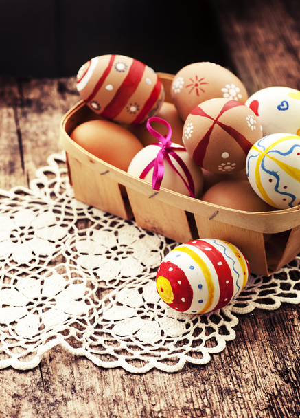 Перепелині та курячі яйця на дерев'яному столі
 - Фото, зображення
