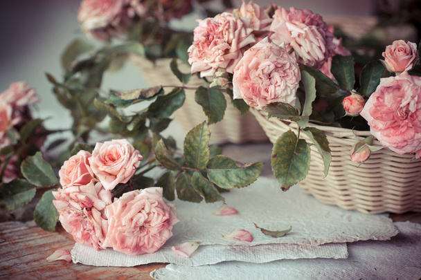 Рожеві троянди на дерев'яному столі
 - Фото, зображення