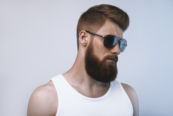 Bearded man wearing sunglasses - Foto, Imagen
