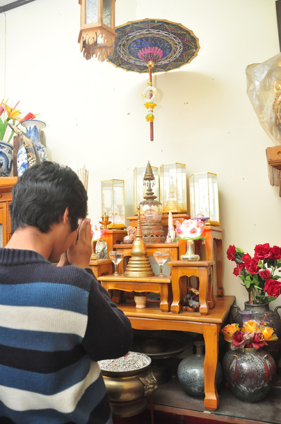 Ασιατικές Ταϊλάνδης άνθρωπος προσεύχεται άγαλμα του Βούδα - Φωτογραφία, εικόνα