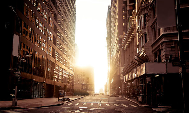 absolut leere Straße in New York am frühen Morgen - Foto, Bild