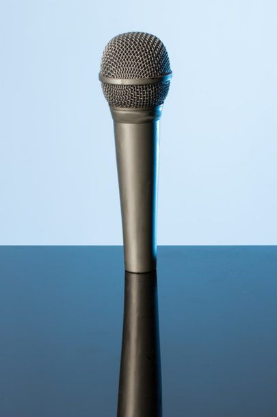 mikrofon kék háttérrel - Fotó, kép