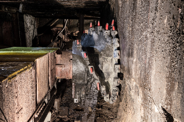 Pelle minière face au mur de charbon
  - Photo, image