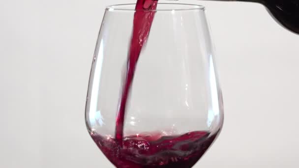 vino tinto que fluye en vidrio
 - Metraje, vídeo