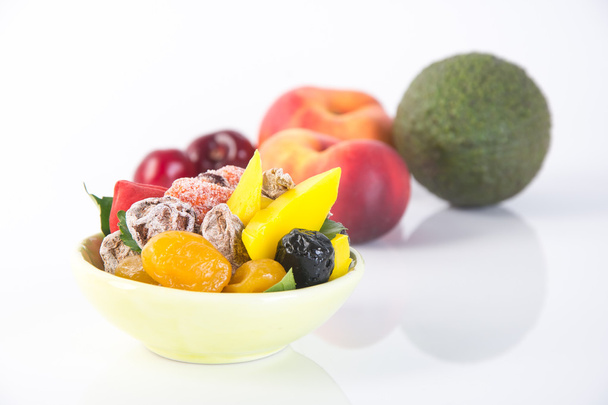 frutas conservadas y frutas secas. Snack de alimentos en un fondo
 - Foto, imagen