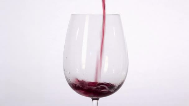 κόκκινο κρασί, που εισρέουν σε γυαλί - Πλάνα, βίντεο
