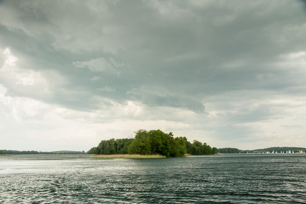 isla en el lago Galve
 - Foto, Imagen