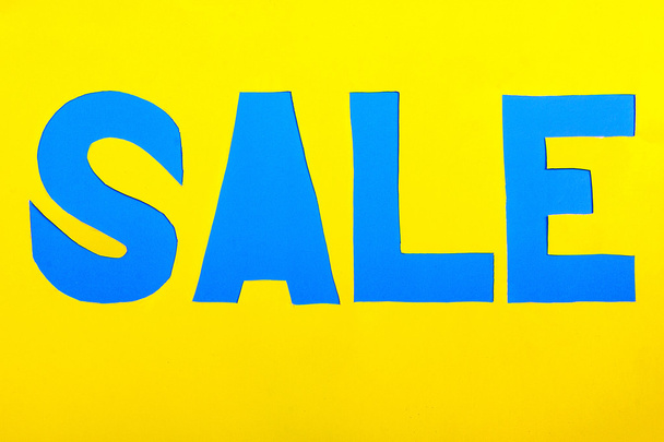 Χαρτί σημάδι πώλησης στο μπλε - Φωτογραφία, εικόνα