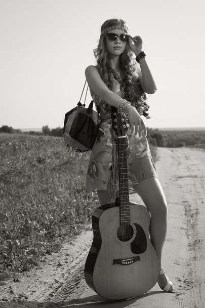 Romanttinen tyttö matkustaa hänen kitara
 - Valokuva, kuva