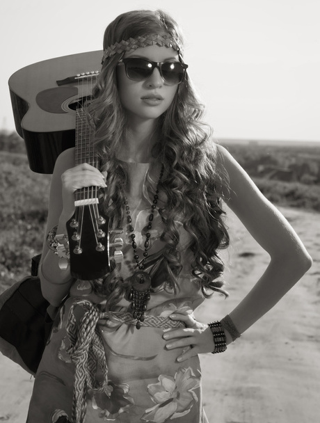 Romantyczne dziewczynka podróż z gitarą - Zdjęcie, obraz
