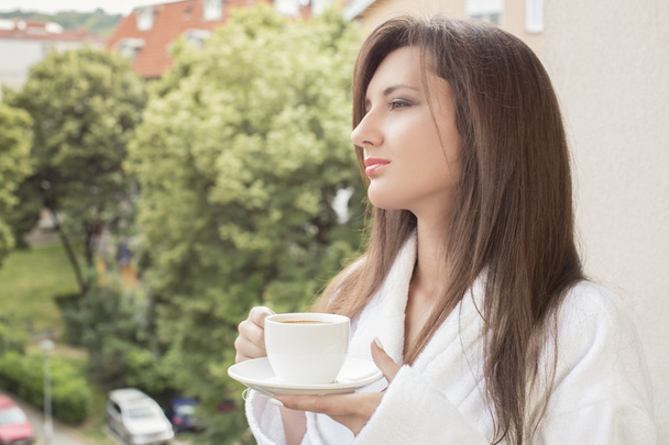 Beautiful woman the balcony with cup of coffee - Foto, Imagen