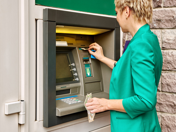 Mujer de negocios opera ATM
 - Foto, Imagen