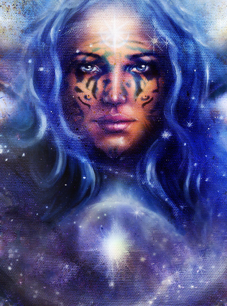 Déesse Femme avec tatouage sur le visage dans l'espace avec des étoiles de lumière
. - Photo, image