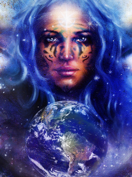 Göttin Frau mit Tätowierung im Gesicht im Weltraum mit hellen Sternen und Erde - Foto, Bild