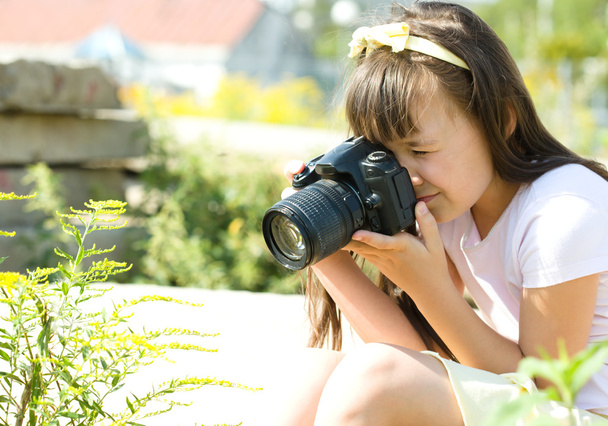 Κορίτσι λαμβάνοντας εικόνα σχετικά με τις φυσικές - Φωτογραφία, εικόνα