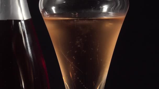 ガラスとピンク色のシャンパンのボトル - 映像、動画
