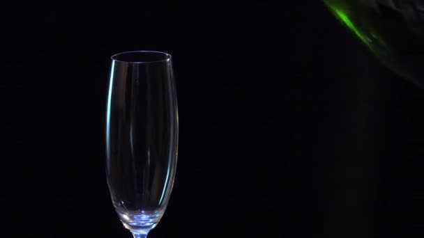 Champagne flowing into glass - Záběry, video