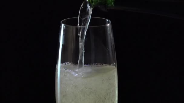 Samppanja virtaa lasiin
 - Materiaali, video