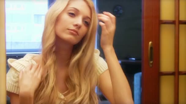 hermosa chica aplicando cosmética
 - Imágenes, Vídeo