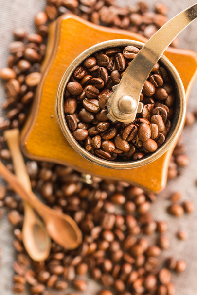 コーヒー豆とアンティークのコーヒー グラインダー - 写真・画像