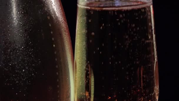 Tuore lasi ja pullo vaaleanpunaista samppanjaa
 - Materiaali, video