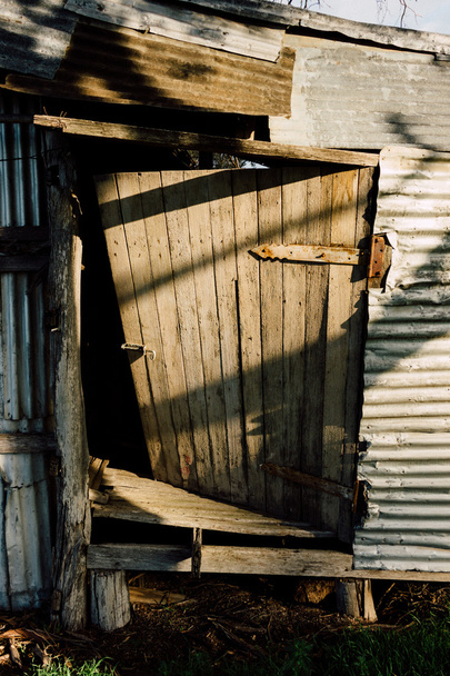 Holztür einer verlassenen Scheune - Foto, Bild