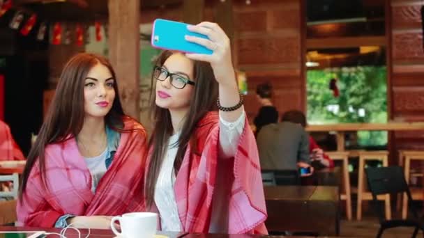 kaksi läheistä ystävää tehdä selfie kahvilassa
 - Materiaali, video