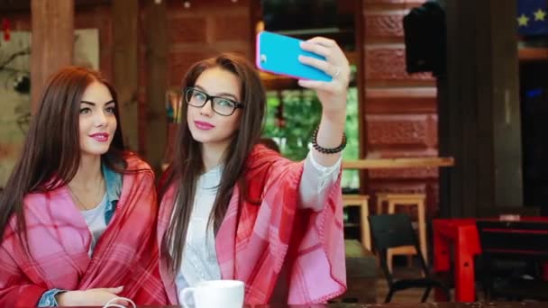 dos amigos cercanos hacen selfie en la cafetería
 - Imágenes, Vídeo