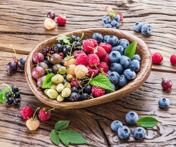 Ripe berries in the wooden bowl. - Fotografie, Obrázek