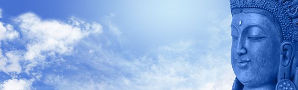Βούδας σε κεφαλίδα ιστοσελίδα μπλε ουρανό - Φωτογραφία, εικόνα