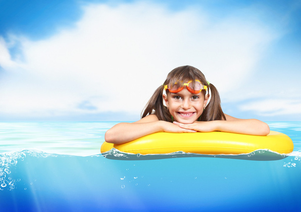 Engraçado menina com óculos de mergulho flutuante anel inflável um
 - Foto, Imagem