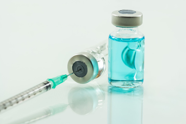 seringue médicale et médicament isolés sur fond blanc
 - Photo, image
