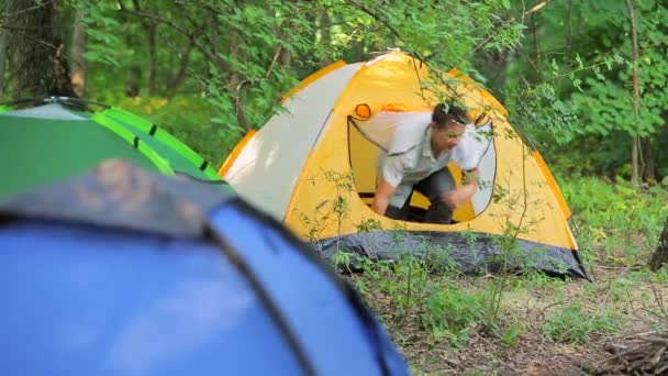 Namiot w lesie człowieka Europy zatrzymał się na noc w kempenge - Materiał filmowy, wideo