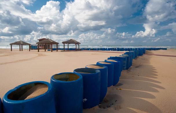 Сині бочки на пляжі
 - Фото, зображення