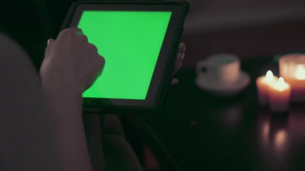 Žena používající tablet pc - Záběry, video