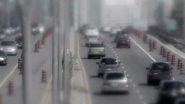 autópálya forgalom a városban - Felvétel, videó