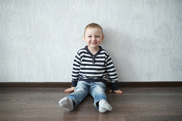 little boy sitting on the floor - Foto, Imagen
