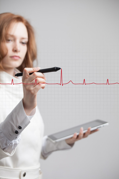 doctor woman drawing cardiogram - Fotó, kép