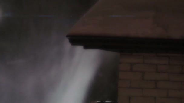 Ασθενής πηγνυόμενη βροχή σε μια ταράτσα - Πλάνα, βίντεο