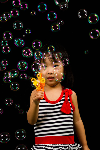 asiatische chinesische kleines Mädchen spielen Seifenblasen - Foto, Bild