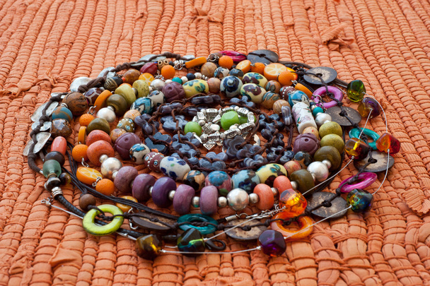 Різнокольоровий бісер у спіралі
 - Фото, зображення