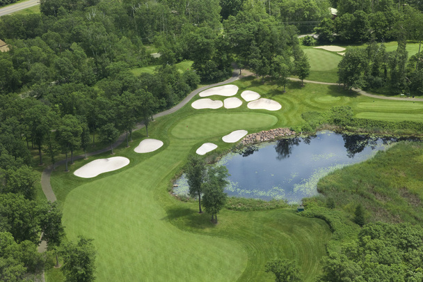 Αεροφωτογραφία του γκολφ στενών διόδων και πράσινο με παγίδες, λίμνη και δέντρα - Φωτογραφία, εικόνα